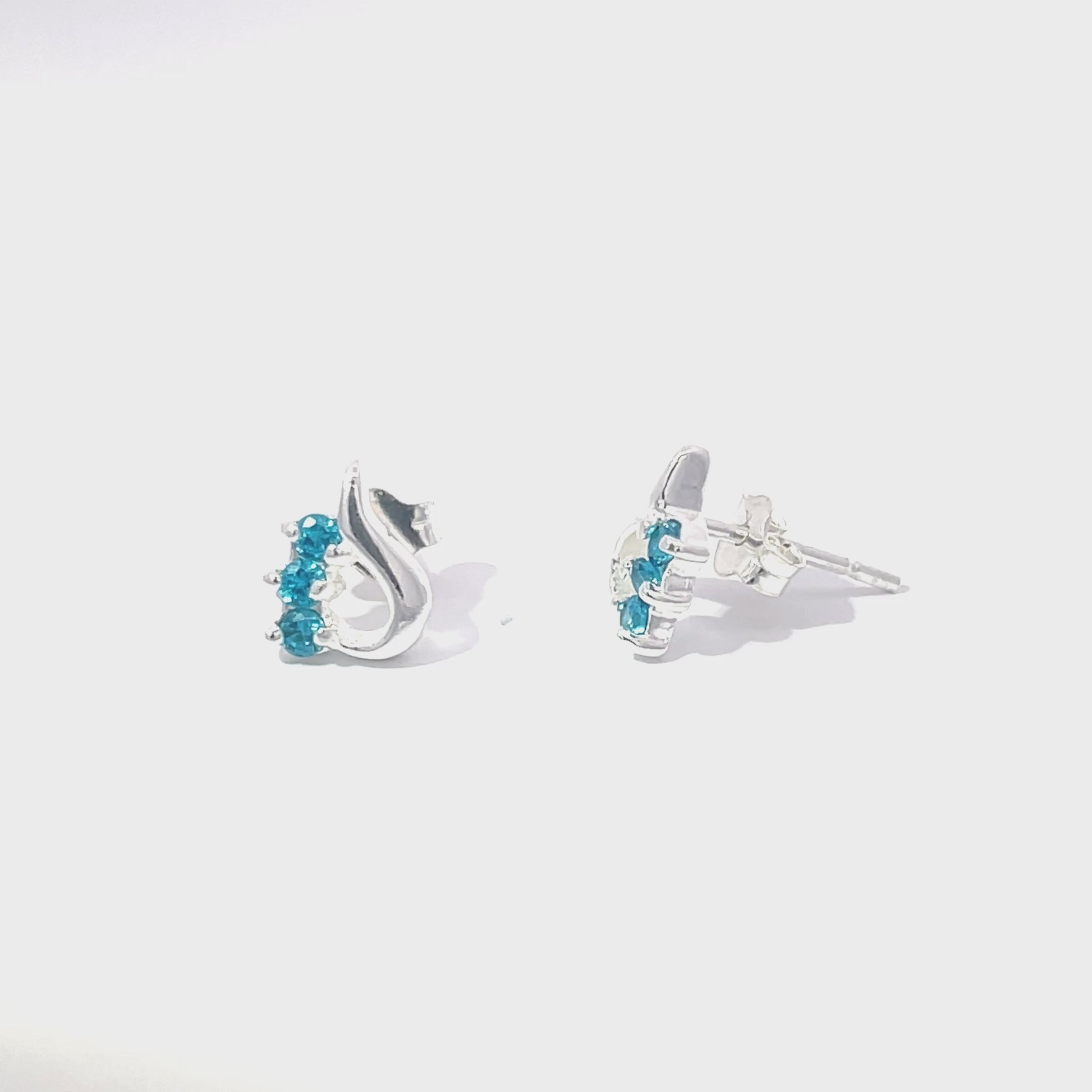 Ohrstecker aus 925er Silber mit blauem Zirkon und Paisleymuster