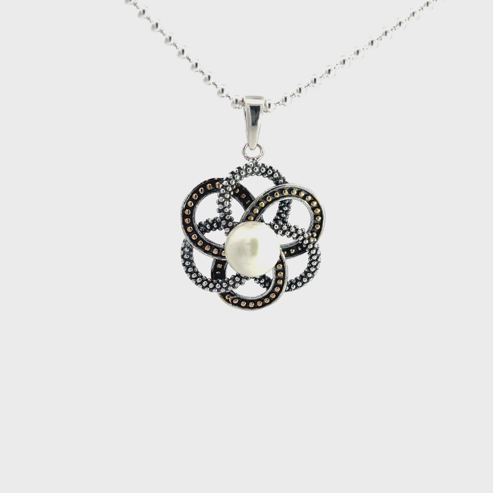 Anhänger aus 925er Silber mit Blumenmotiv und Perlenakzent