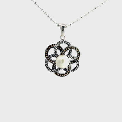 Anhänger aus 925er Silber mit Blumenmotiv und Perlenakzent